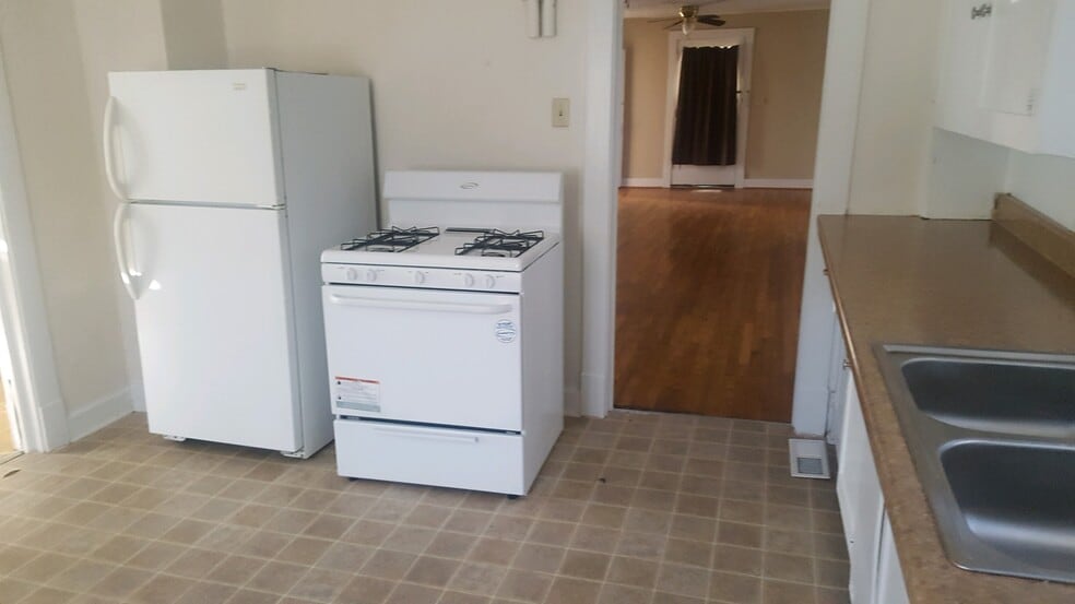 Kitchen - 803 E Hill Ave