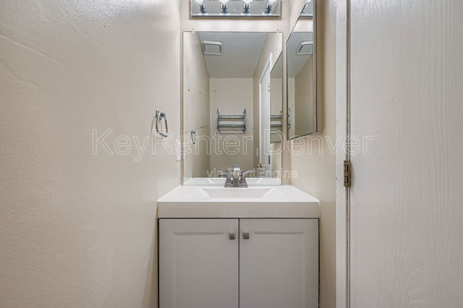 Building Photo - 10587 W Maplewood Dr