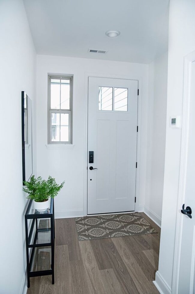 Building Photo - Stunning 3-bed, 2.5 Bath Townhome