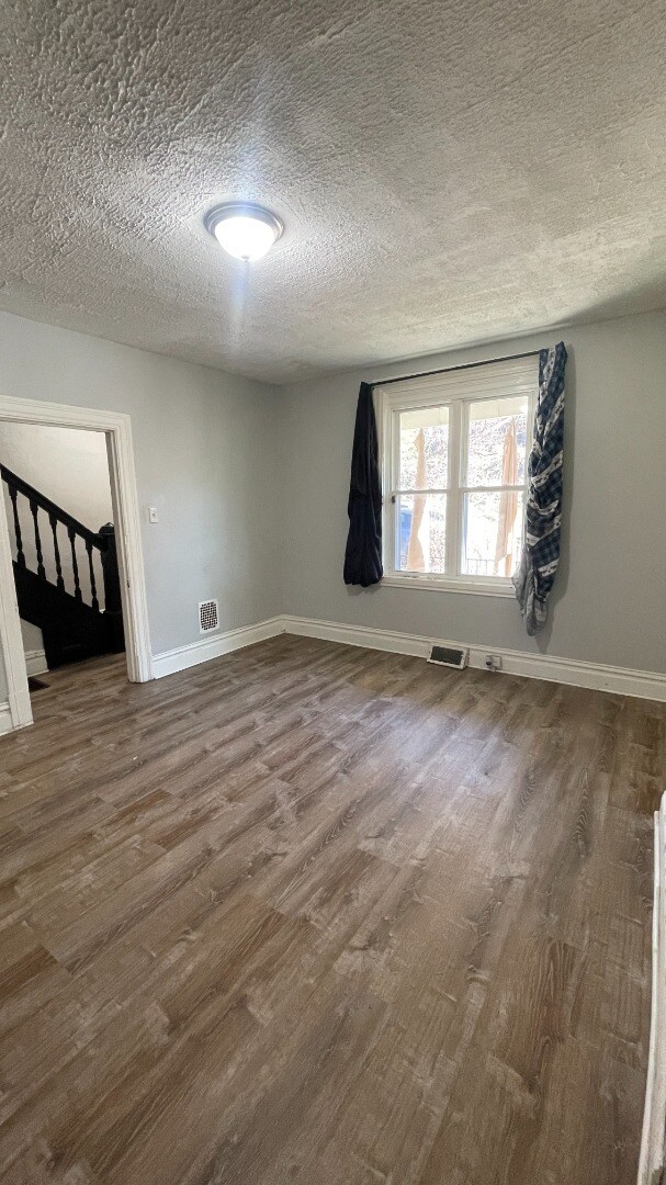 Building Photo - Spacious 4-Bedroom Home with 2 Full Bathrooms – Section 8 Approved and Ready for Move-In!