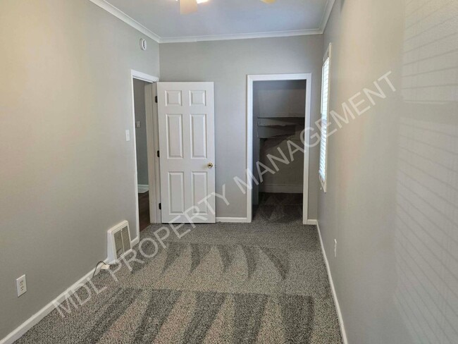 Building Photo - Spacious 3-Bedroom Home