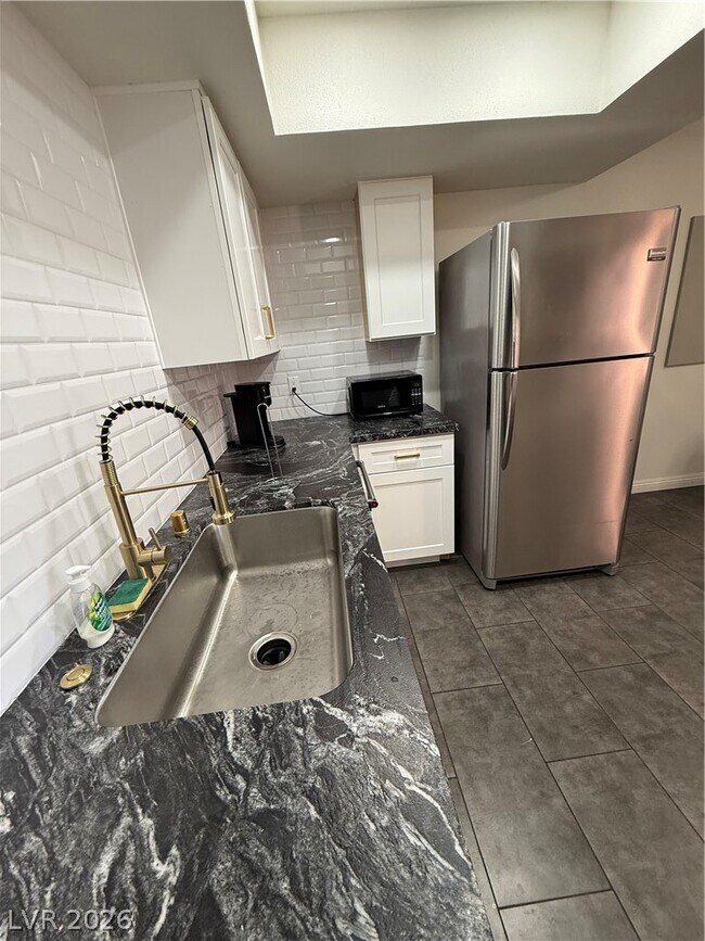 Building Photo - 5576 W Rochelle Ave.