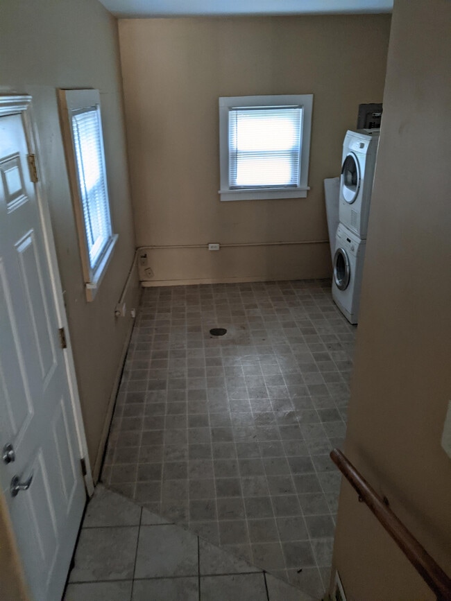 Building Photo - 608 N James St