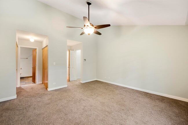 Building Photo - SOUTH LOOP - Gorgeous 3BD/2BTH Townhouse in gated community!