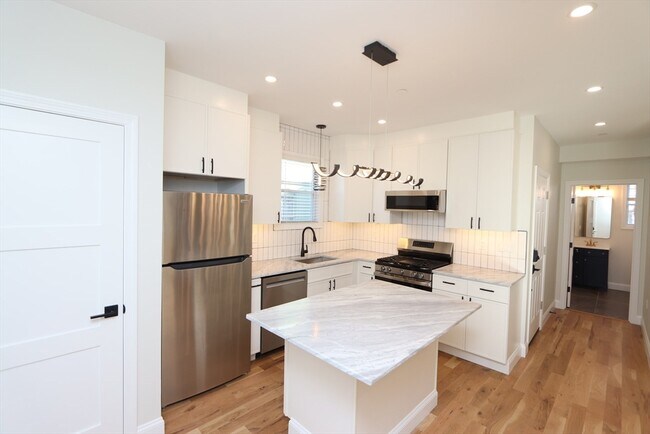 Building Photo - 14-16-16 Harriet St