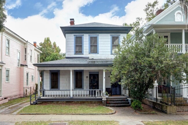 Primary Photo - Renovated Two Bedroom Aprtment