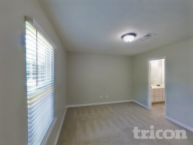 Building Photo - 2701 Riverbend Dr