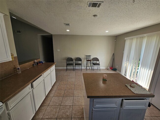 Building Photo - 16715 Rockbend