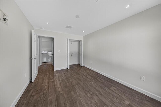 Building Photo - 324 NE 34th St