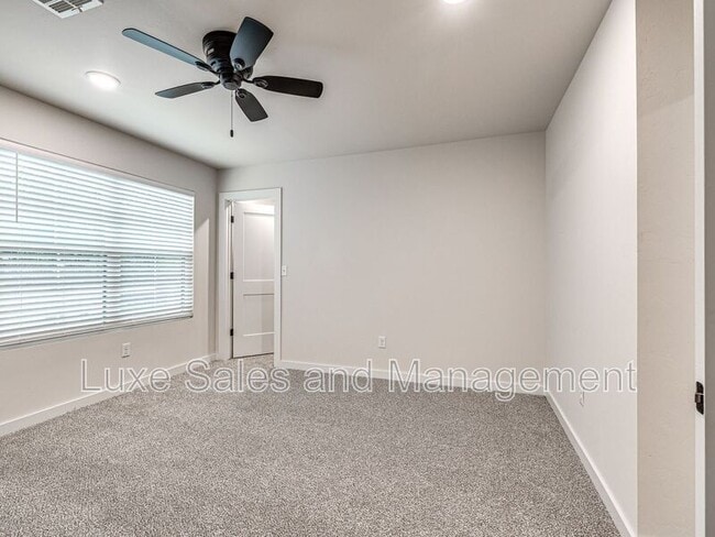 Building Photo - 610 W 2nd St