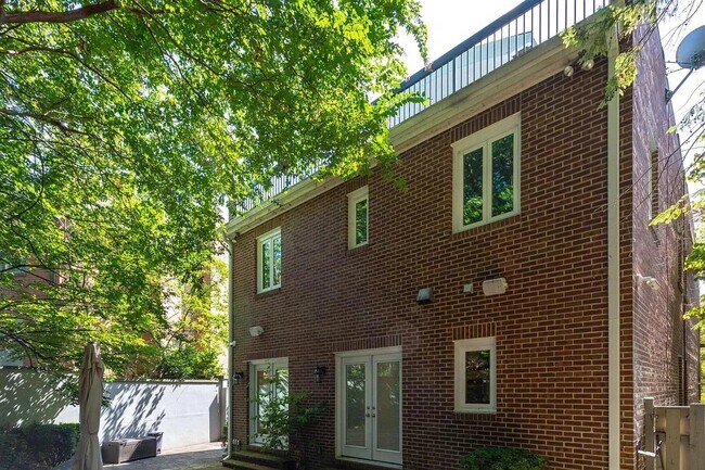 Building Photo - 4611 Charleston Terrace NW