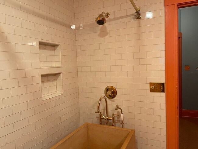 Building Photo - 409 SE 15th Ave