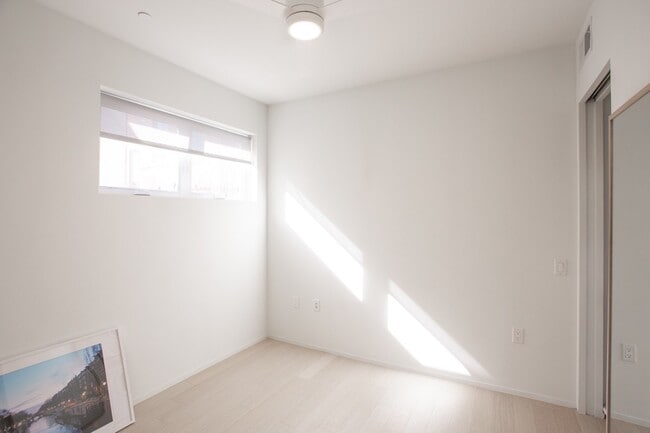 Building Photo - 2 Bed/2 Bath  Modern Condo in the Heart of Adams Morgan