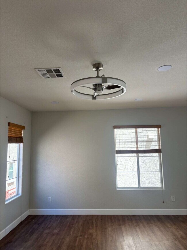 Building Photo - 3 Bed 3.5 Bath Summerlin