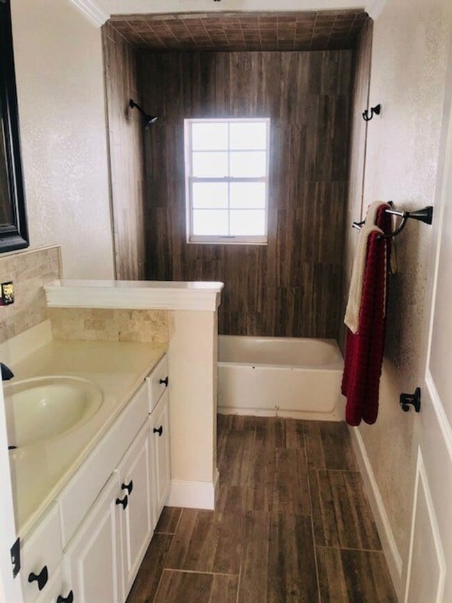 Building Photo - Rejuvenated Southwest Ocala Home - REDUCED