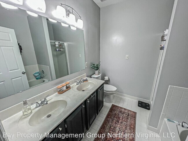 Building Photo - 2 br, 2 bath House - 6559 Grange Ln #402