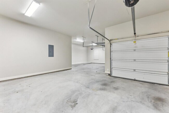 Building Photo - 2120 Park Pl Cir
