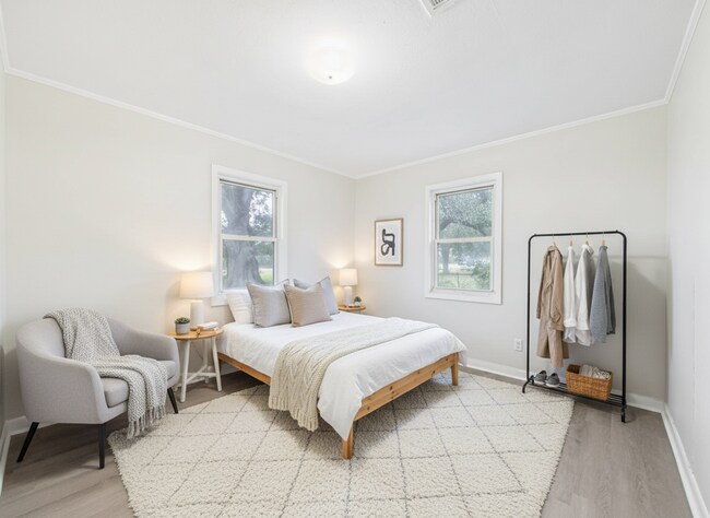 Building Photo - 2 bed 2 bath home Available NOW!