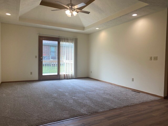 Living Room w/ High Ceiling, Fan, Nice Lighting - 4050 S Ferguson Ave