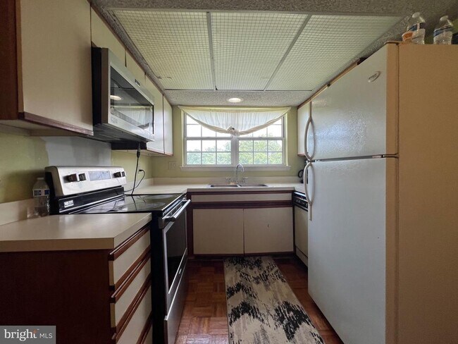 Building Photo - 12100 Greenway Ct