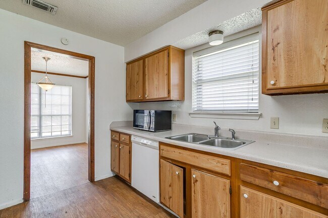 Building Photo - Spacious 4 Bed, 2 Bath Home in SW Fort Worth Ready for New Tenants- 76133