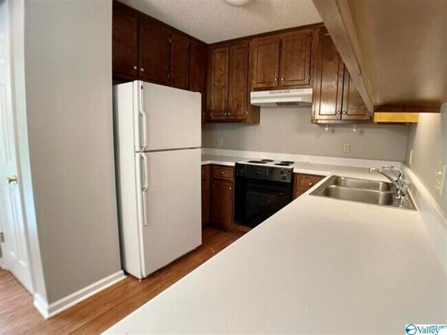 Building Photo - 158 Hollington Dr NE