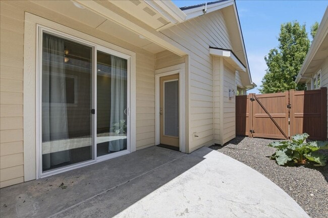 Building Photo - Single Story-3 Bedroom 2 Bathroom Home in a 55+ Community