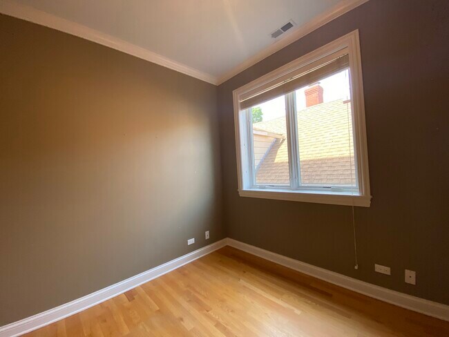 Building Photo - 2038 W Iowa St