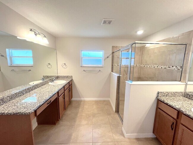 Building Photo - 9 Raemond Ln