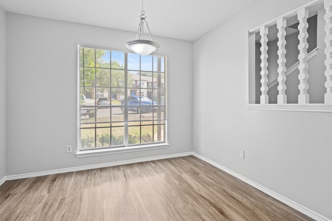 Building Photo - RIVER CROSSING TOWNHOME - 2BD -2.5BA - GREENBELT VIEW - WASHER/DRYER - RESERVED PARKING