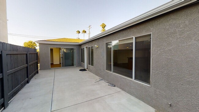 Building Photo - Remodeled! LARGE Living Room!