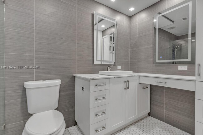 Building Photo - 1050 Summit Trail Cir