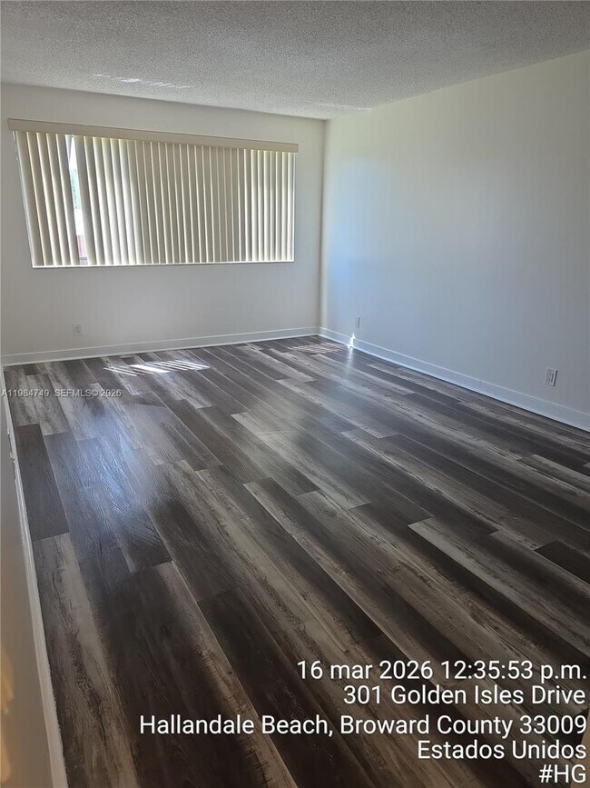 Building Photo - 301 Golden Isles Dr