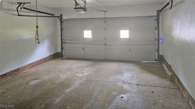 Building Photo - 6862 Westview Dr