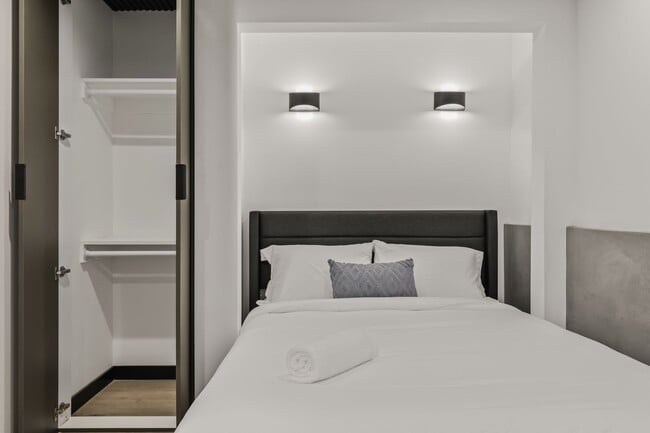 Building Photo - A 5 bedroom, 4 bathroom Fully Furnished Apartment at 1515 1/2 Selby Ave.