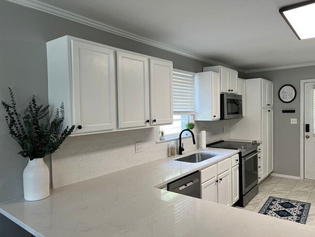 Building Photo - 2210 Ridgewood Ave