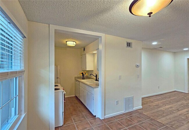 Building Photo - 47 Monet Ct NW