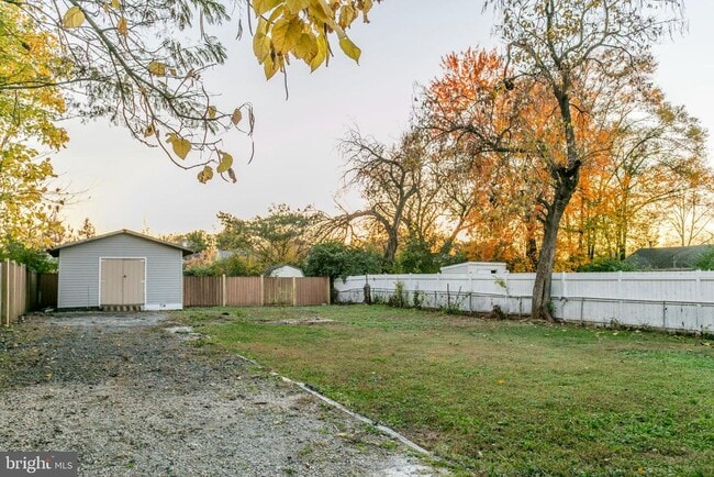 Building Photo - 121 Cabbel Dr