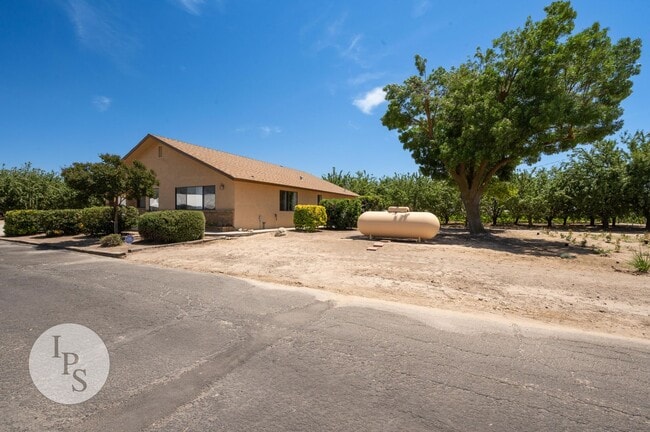Building Photo - Fresno Westside Farm Home, 2BR/2BA, Built 1992 – Modern Updates!