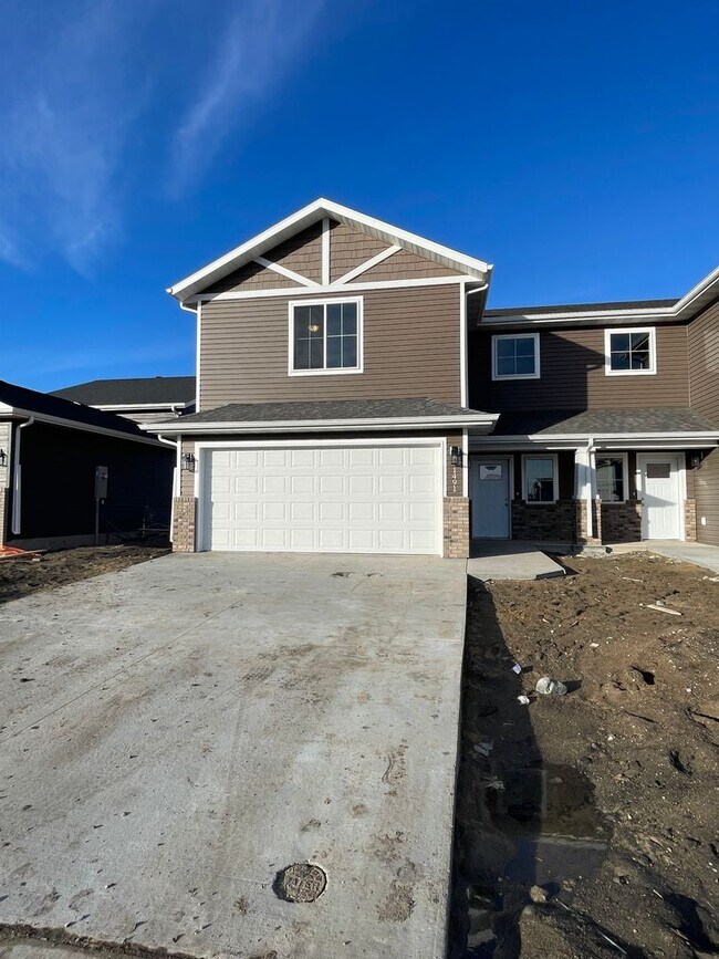 Building Photo - 3 Bedroom 2 1/2 bath - South Fargo