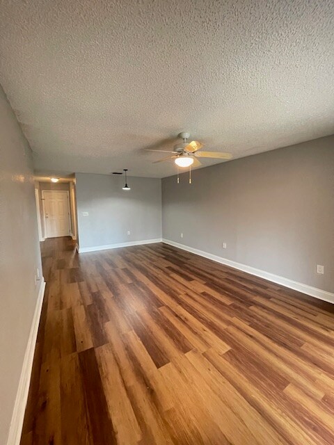 Building Photo - 8832 Coral Palms Ct