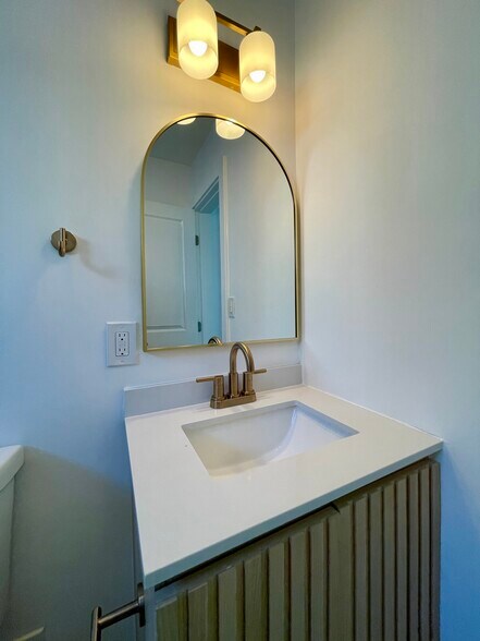 Building Photo - 1606 Steinhart Ave