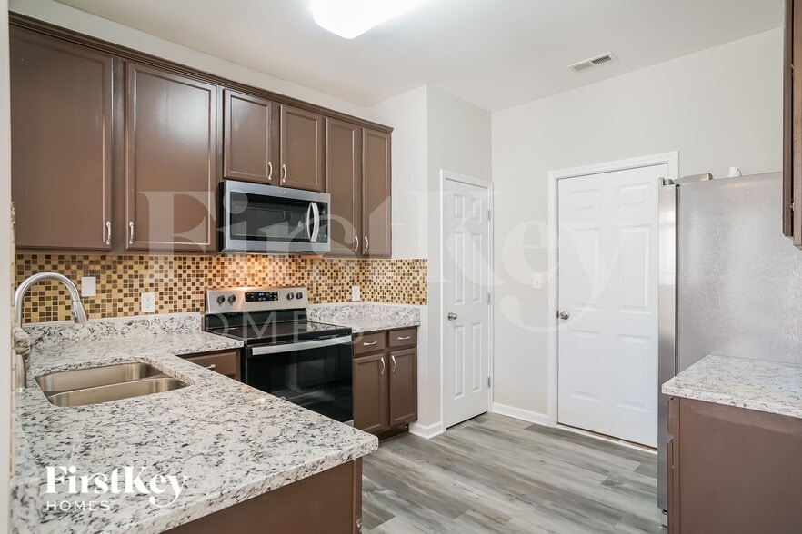 Building Photo - 8163 Willowglen Dr
