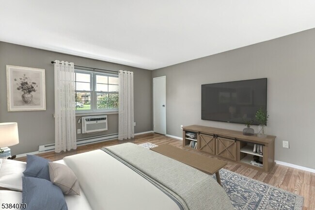 Building Photo - 807 Eves Dr