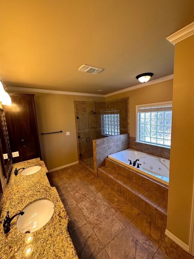 Building Photo - 1010 S Vancouver Ave