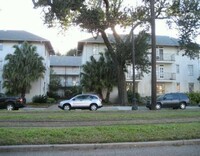 Building Photo - Great 2 Bedroom Condo with swimming pool