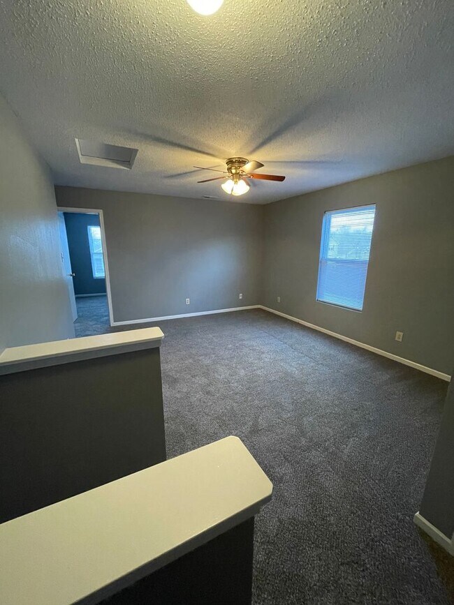 Building Photo - 843 Streamside Dr