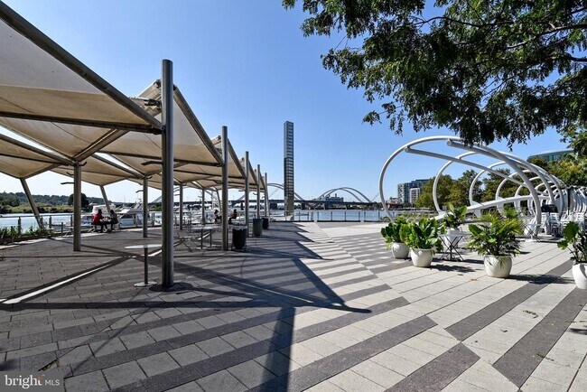 Building Photo - 1300 4th St SE