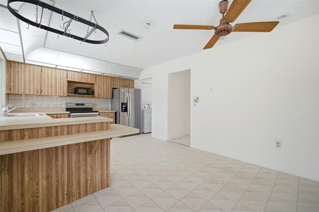 Building Photo - 920 NW 92nd Ave