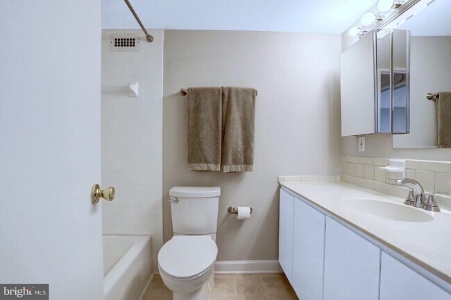 Building Photo - 4600 S Four Mile Run Dr